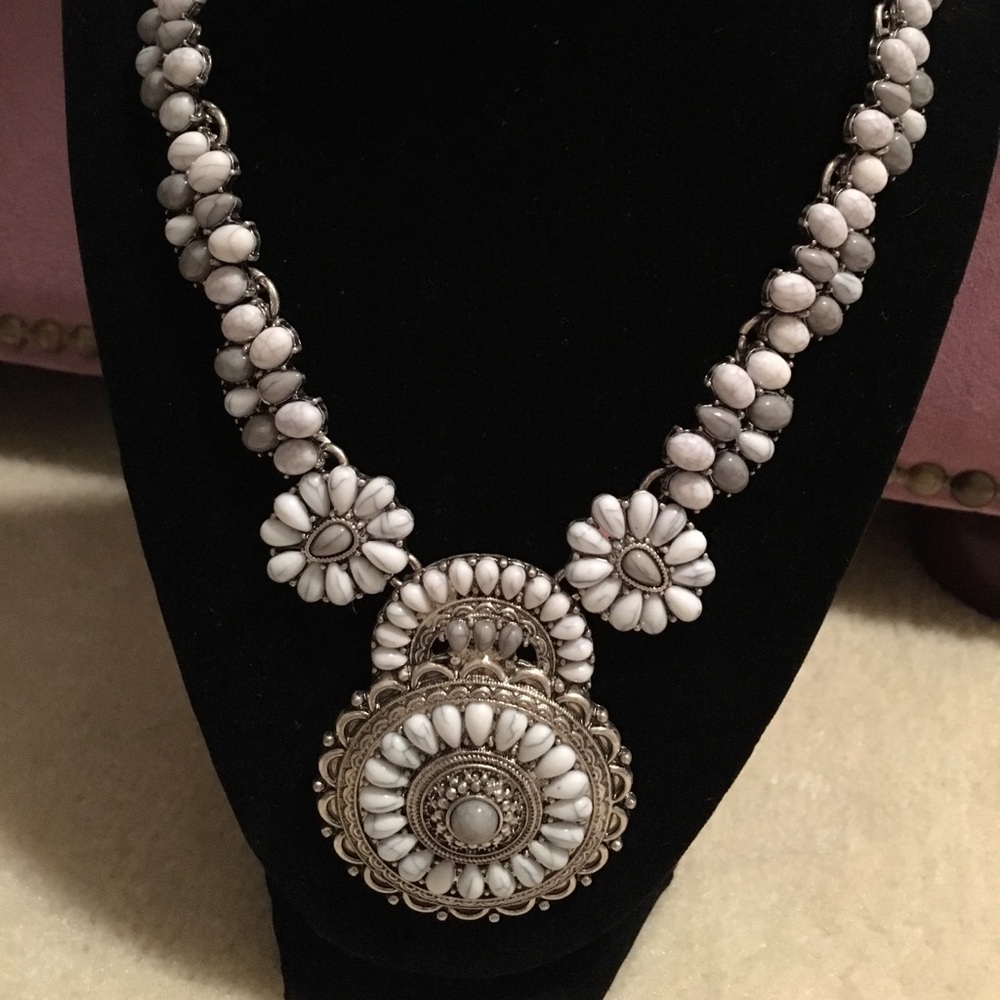 What a Beauty! White/Silver Necklace